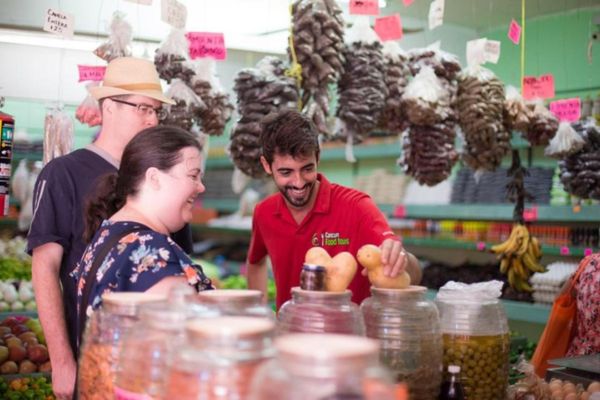 VISITA A UM MERCADO LOCAL E AULA DE CULINÁRIA