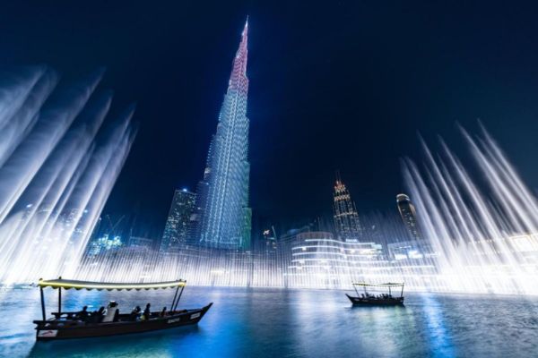 SHOW DA FONTE DE DUBAI E PASSEIO DE BARCO NO LAGO BURJ KHALIFA