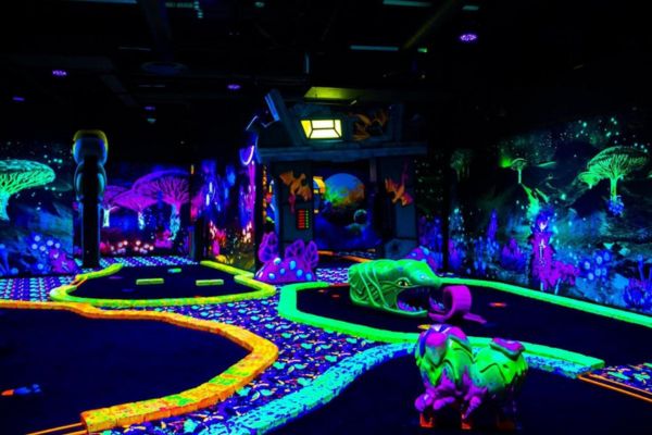 BLACK LIGHT MINIGOLFE NO AMERICAN DREAM