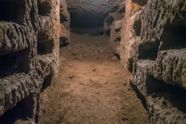 PASSEIO PELAS CATACUMBAS ROMANAS EM PEQUENOS GRUPOS